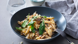 Penne med svamp och pinjenötter
