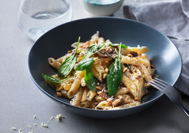 Penne med svamp och pinjenötter