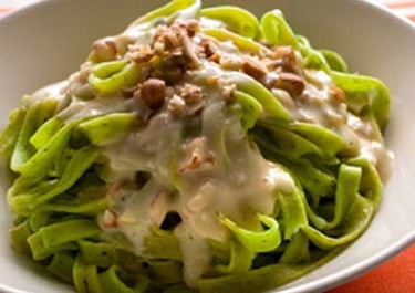 Pähkinä-juustokastike pastalle