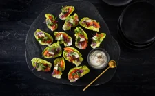 Salat kanapéer med Castello® Sort Peber Flødeost