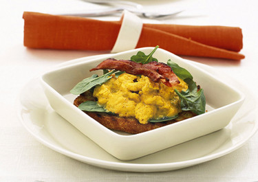 Äggröra med bacon och curry