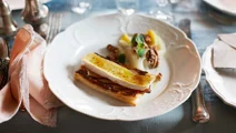 Päronflarn med brie och rostade valnötter