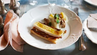 Päronflarn med brie och rostade valnötter