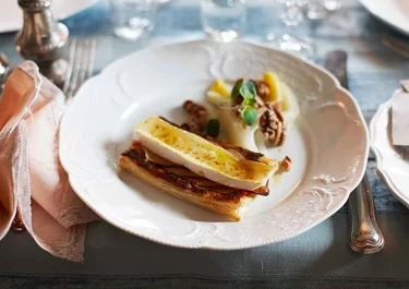 Päronflarn med brie och rostade valnötter