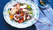 Sallad med rökt kalkon, grönmögelost och solrosfrön