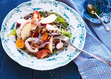 Sallad med rökt kalkon, grönmögelost och solrosfrön