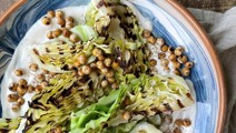 Spidskål med yoghurt og ristede kikærter