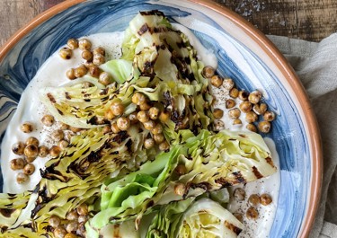 Spidskål med yoghurt og ristede kikærter