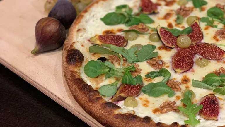 Pizza d’automne sucrée-salée au chèvre frais, figues, raisins et noix croquantes
