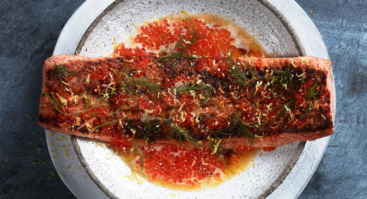 Rubba forellen med nymixade frön och pepparkorn. Sotad fisk får en spännande, bränd karaktär. Perfekt ihop med brynt smör och forellrom.