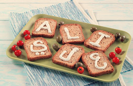 خبز بيسكوت بحروف جبنة بوك