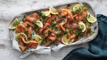 Gravlax med citronbrödsmulor och krämig senapssås