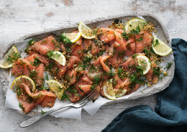 Gravlax med citronbrödsmulor och krämig senapssås