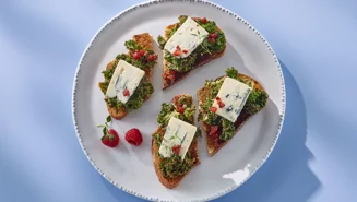 Hallonvinägrett och blåmögelost på surdegsbröd