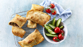 Indbagte pizzastykker med majs og peberfrugt