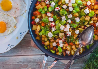 Hash potatoes with salad cheese