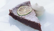 Fettsnål kladdkaka med lime