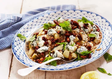 Ljummen vetesallad med päron och ädelost