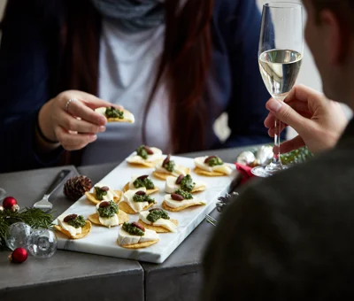 Tortillasnack med hvitmuggost og grønn pesto
