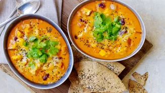 Ostegratineret tomatsuppe med sprøde tortillas