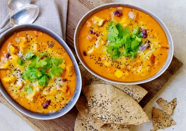 Ostegratineret tomatsuppe med sprøde tortillas