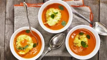 Tomatsoppa med bakade ägg