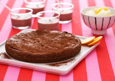 Ingefärskladdkaka med apelsingrädde