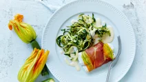 Indbagt fisk i squashblomster med cremet squashpasta