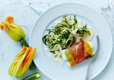 Indbagt fisk i squashblomster med cremet squashpasta