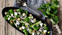Frisk spinatsalat med mynte og salatost