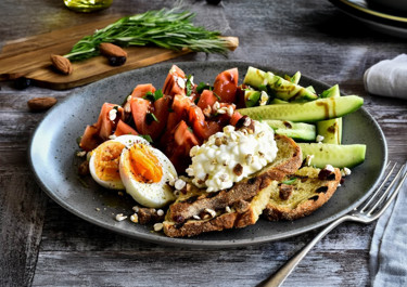 Ελαφριά σαλάτα brunch με φρυγανισμένο ψωμί και Arla Protein cottage cheese