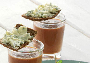 Tomaattishot Castello-leivän kanssa