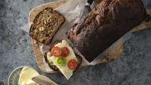 Lingon- och hasselnötsbröd