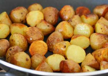 Baby πατάτες βουτυράτες με θυμάρι και σκληρό τυρί Δανίας