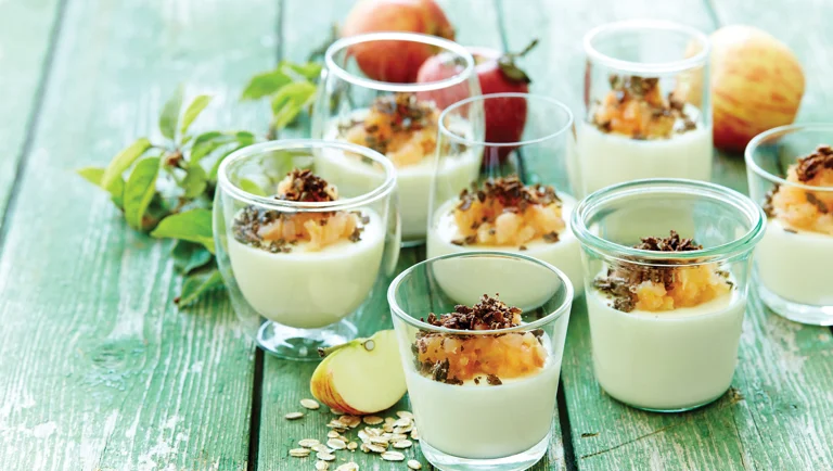 Skyrfromage med citron, knas og æblekompot