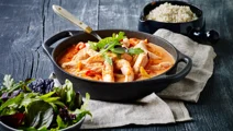 Karry-tomatgryde med ingefærkrydret kylling