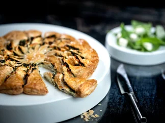 Salatost og spinat i butterdeig