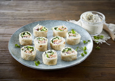 Wrap ruller med varmrøget laks og brøndkarse