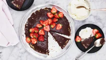 Schwedischer Schokoladenkuchen mit Kaffee und Ganache