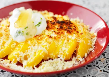 Vit choklad- och kokosgratinerad mango med limeyoghurt