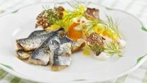 Rostad inlagd strömming med rötter och citronvinägrette