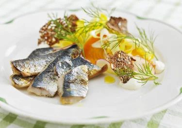 Rostad inlagd strömming med rötter och citronvinägrette