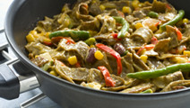 Juustoinen kebabliha-kasvispannu