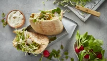 Pitabrød med coleslaw og stegt kylling