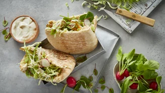 Pitabrød med coleslaw og stegt kylling