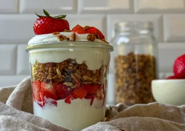 Yoghurt parfait met granola en skyr
