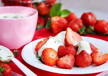 Jordgubbar med ingefärssås med citronmeliss