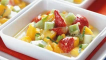 Fruktsallad med varm vit chokladsås