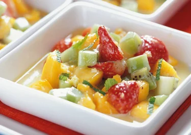 Fruktsallad med varm vit chokladsås