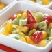 Fruktsallad med varm vit chokladsås